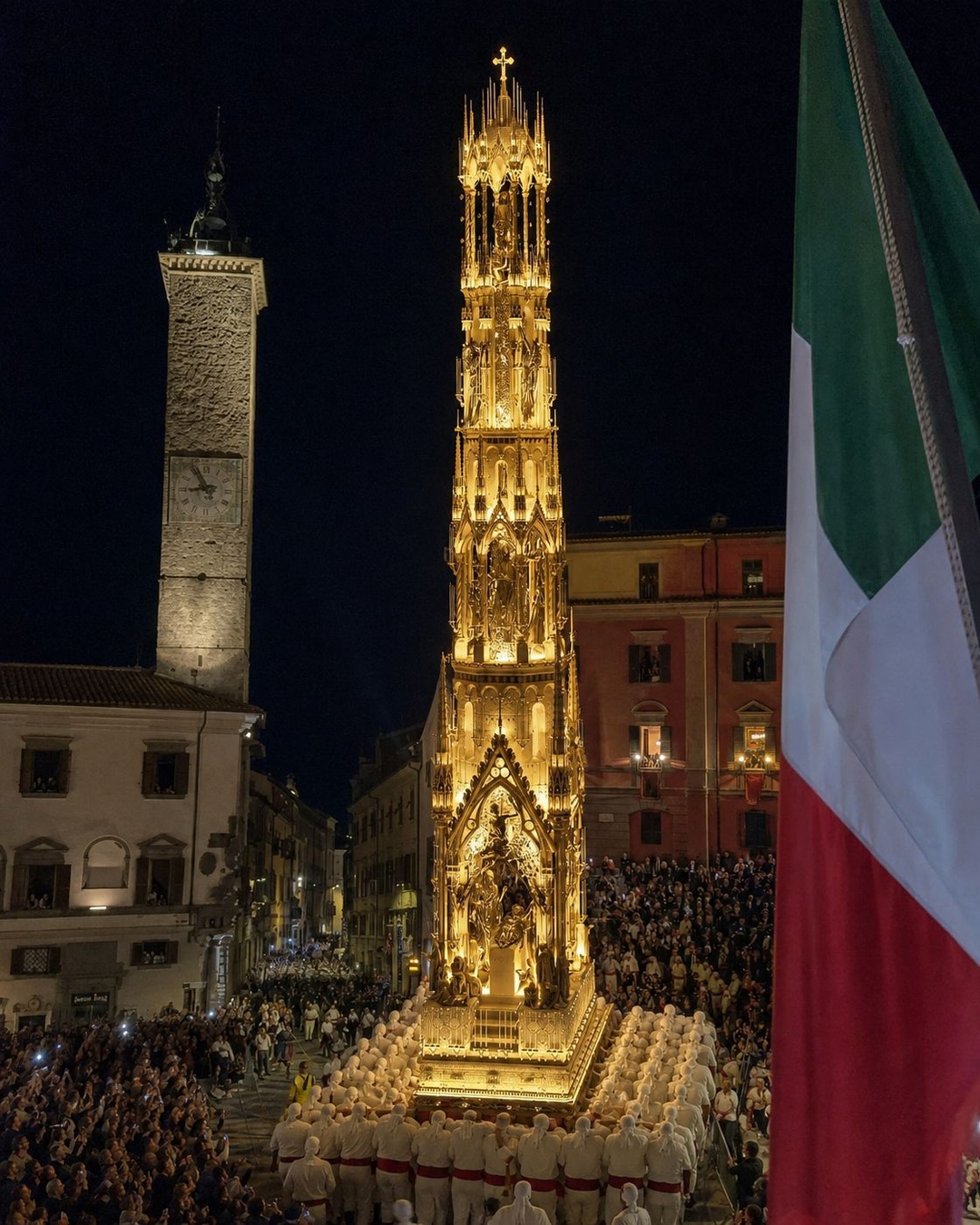 La torre di luce nella notte: storia, miracoli e trasporto della Macchina di Santa Rosa