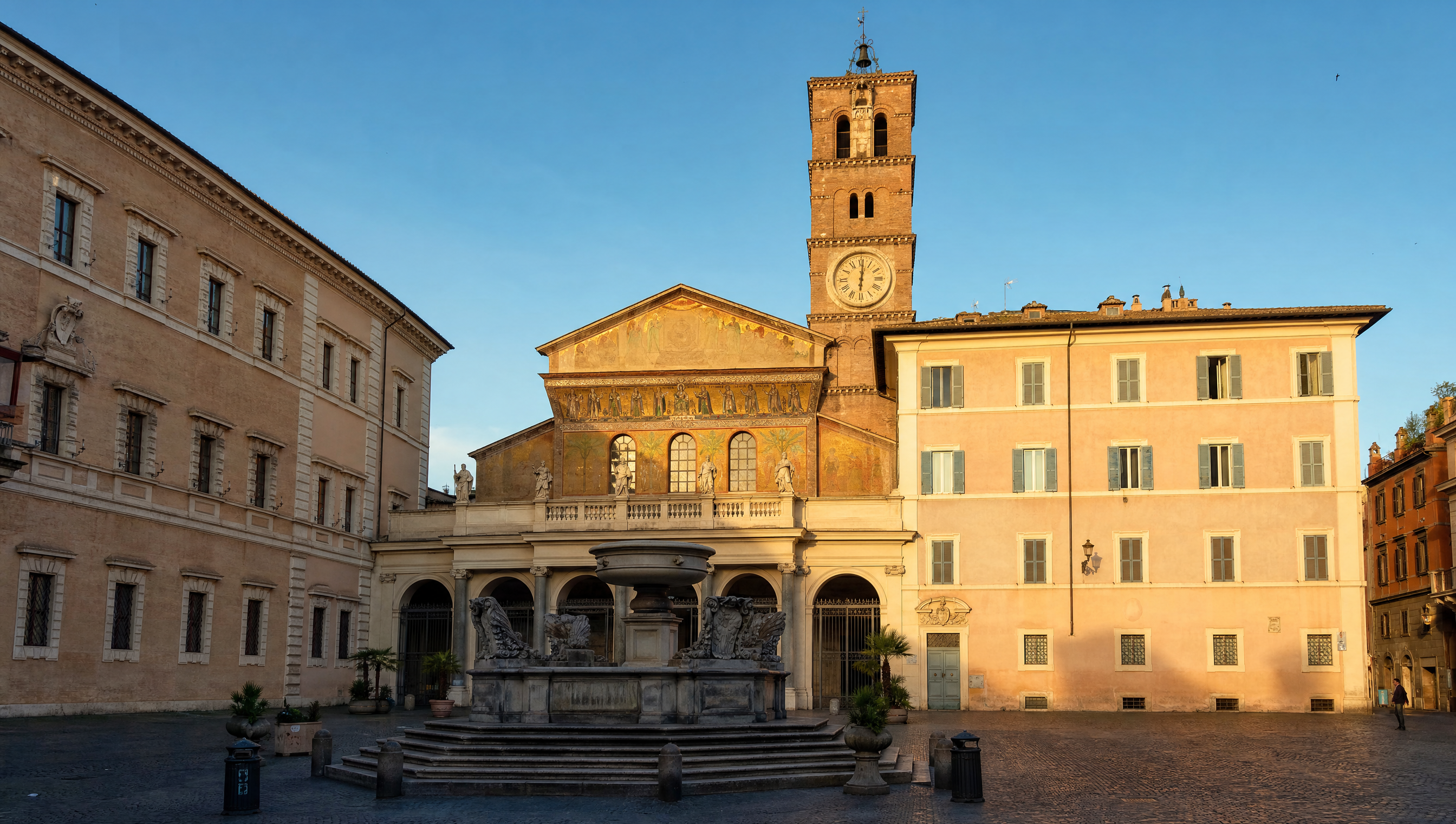 Trastevere a Roma - La piazza e la facciata della Basilica di Santa Maria in Trastevere