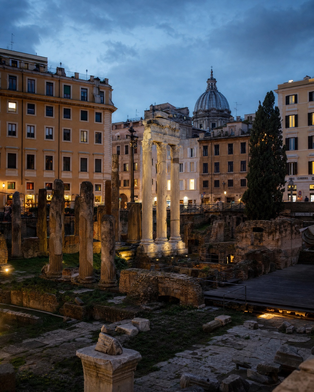 Largo di Torre Argentina: i templi, Cesare e la città moderna