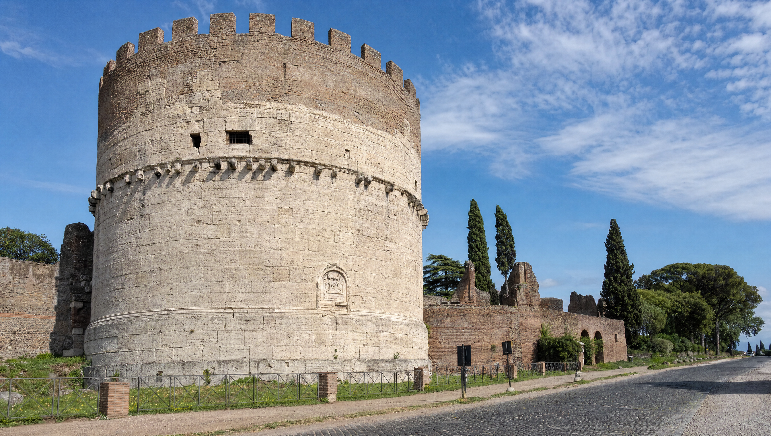 Via Appia Antica a Roma - Il Mausoleo di Cecilia Metella tra pini marittimi e basoli