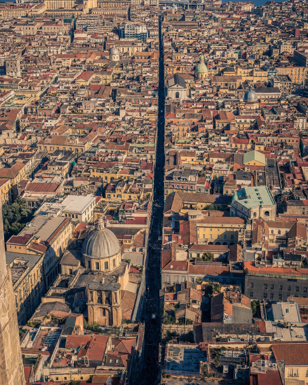 Perché Spaccanapoli si chiama così: la cicatrice millenaria che divide la città