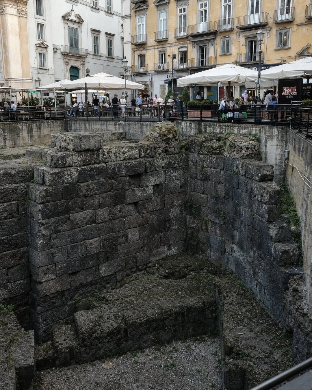 Napoli greca sotto la città moderna: mura, teatri e segreti di Neapolis
