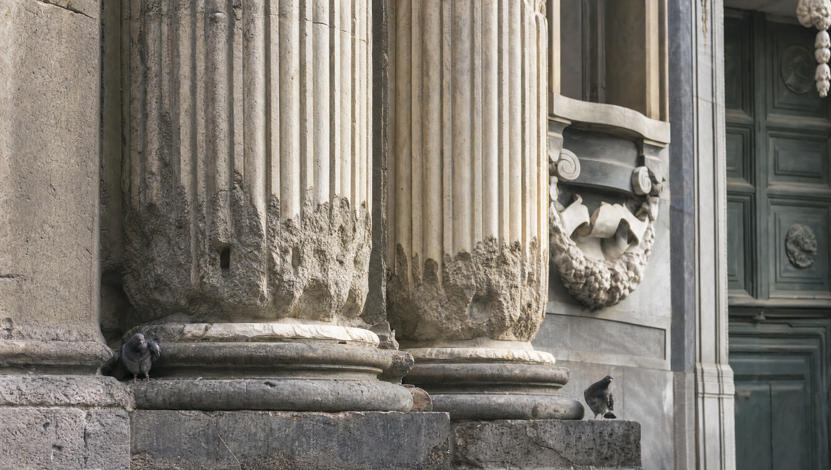 Napoli per strati - Colonne romane del Tempio dei Dioscuri nella facciata di San Paolo Maggiore