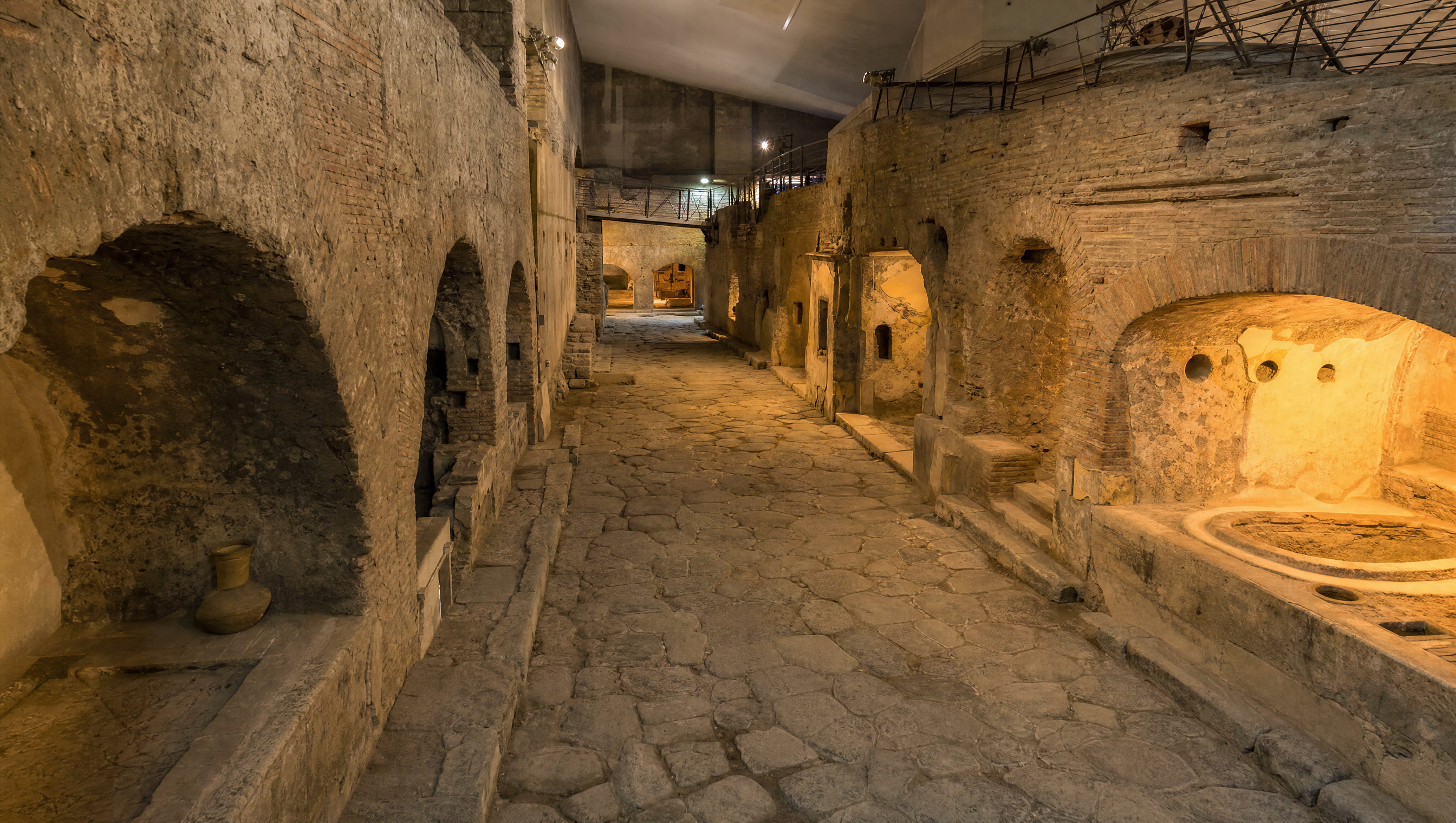 Napoli greca sotto la città moderna - L'antico cardine e le botteghe romane sotto San Lorenzo Maggiore