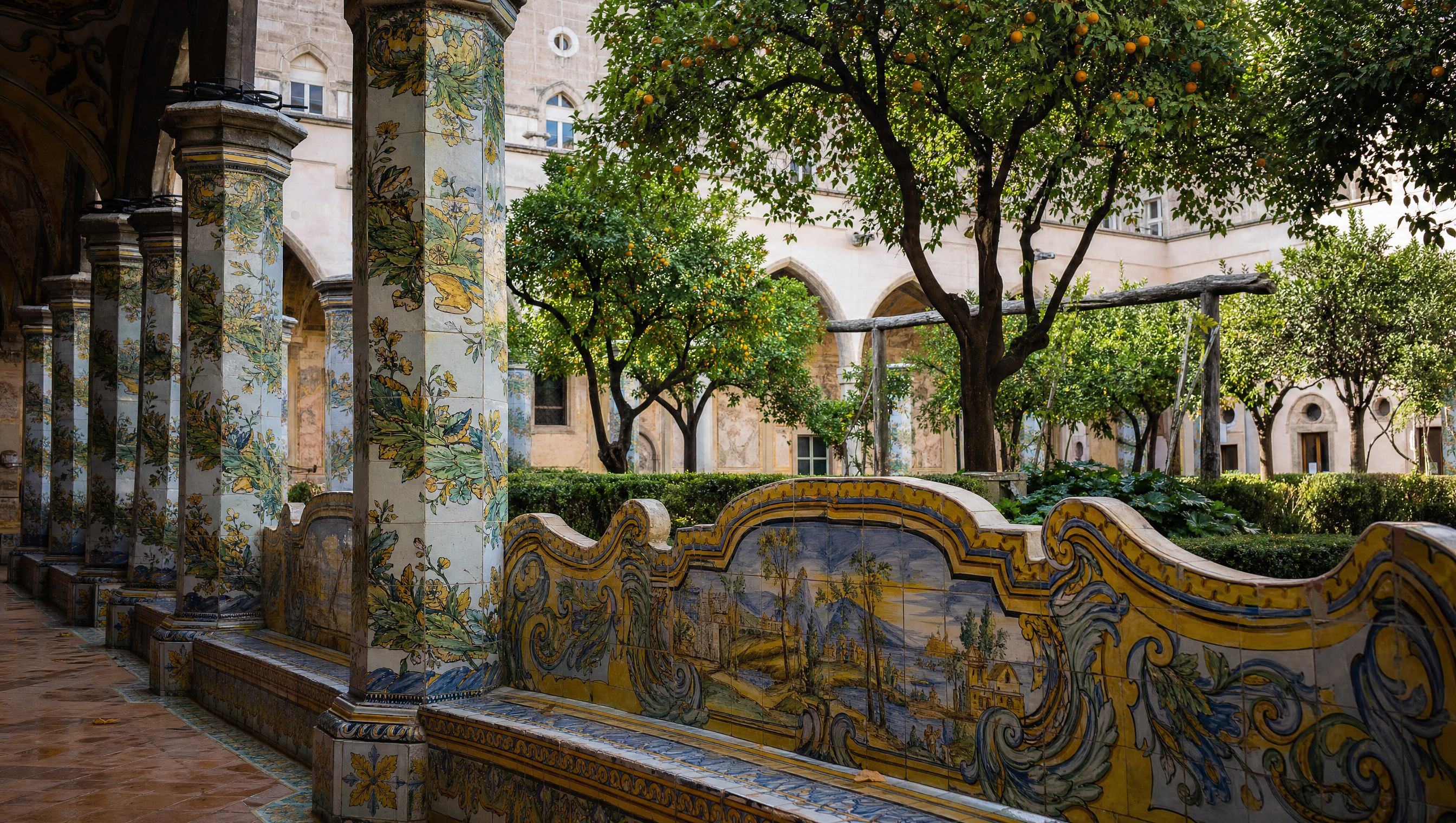 I decumani di Napoli - Il chiostro maiolicato di Santa Chiara con aranci e pilastri in ceramica