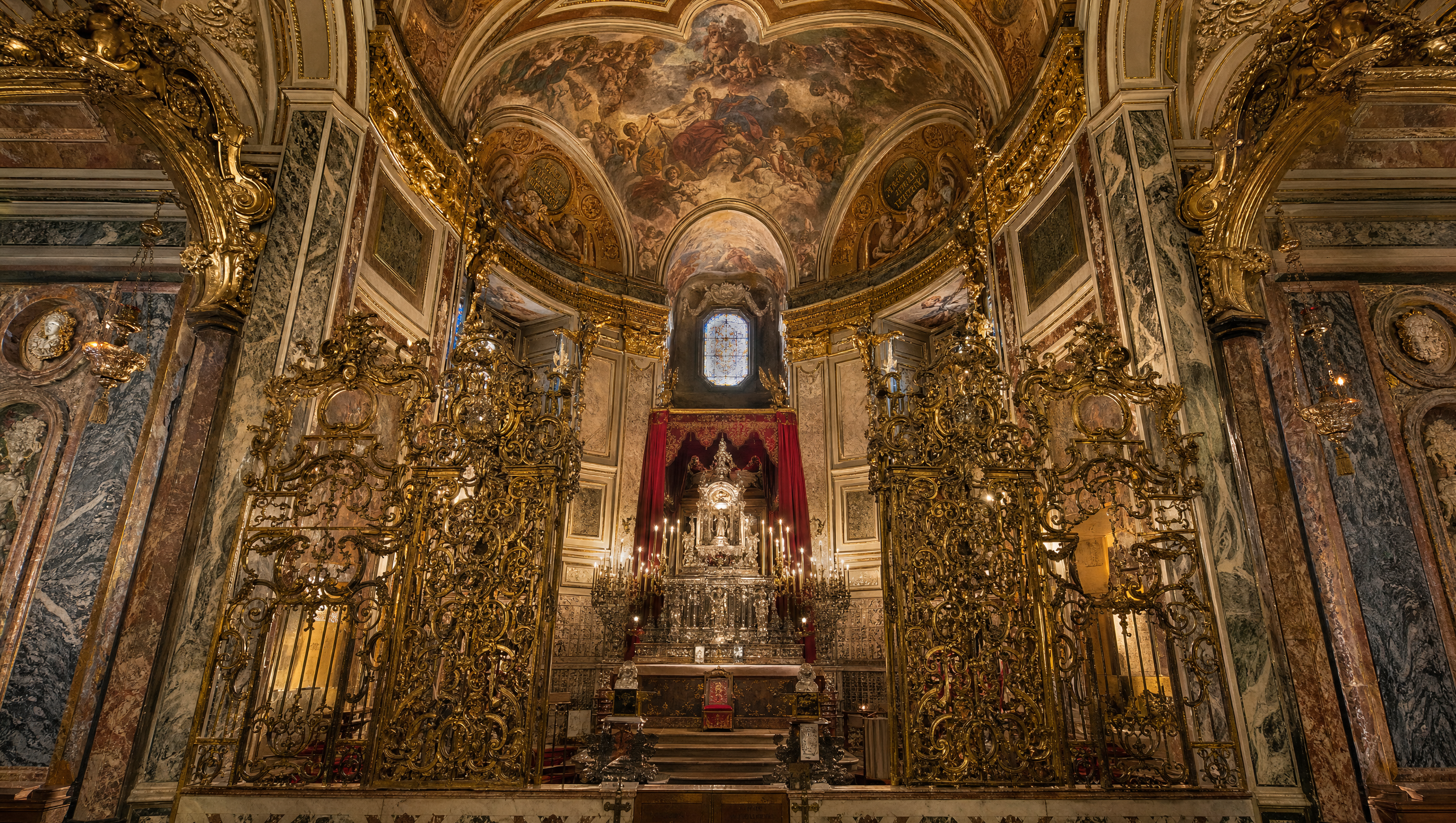 Duomo di Napoli - La monumentale Reale Cappella del Tesoro di San Gennaro con cancellata del Fanzago