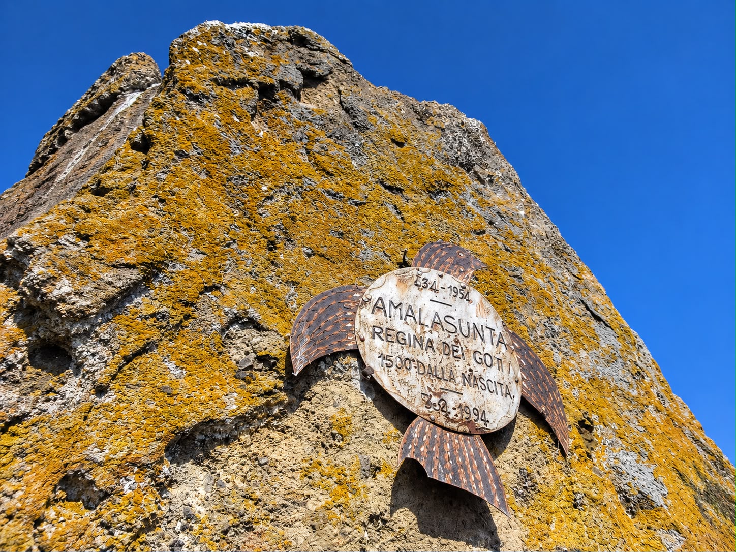Targa commemorativa per Amalasunta regina dei Goti sull'Isola Martana
