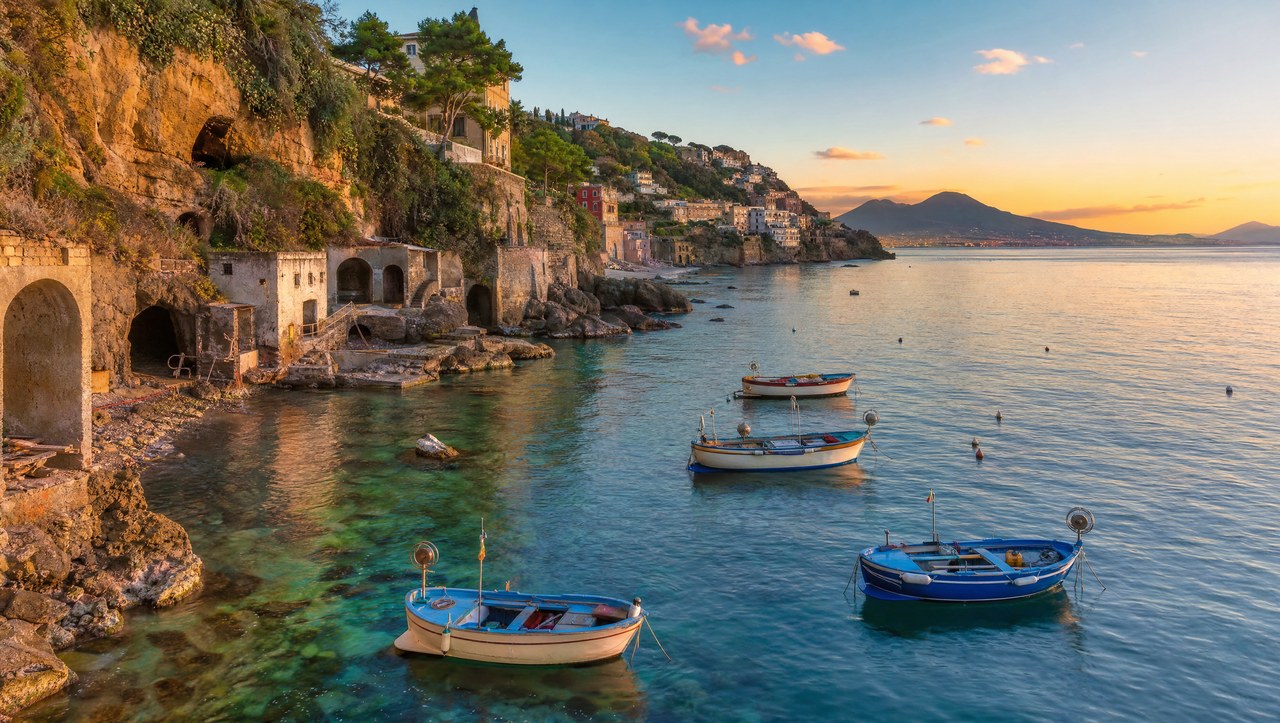 Scorcio costiero del promontorio di Posillipo e le grotte di tufo sul mare