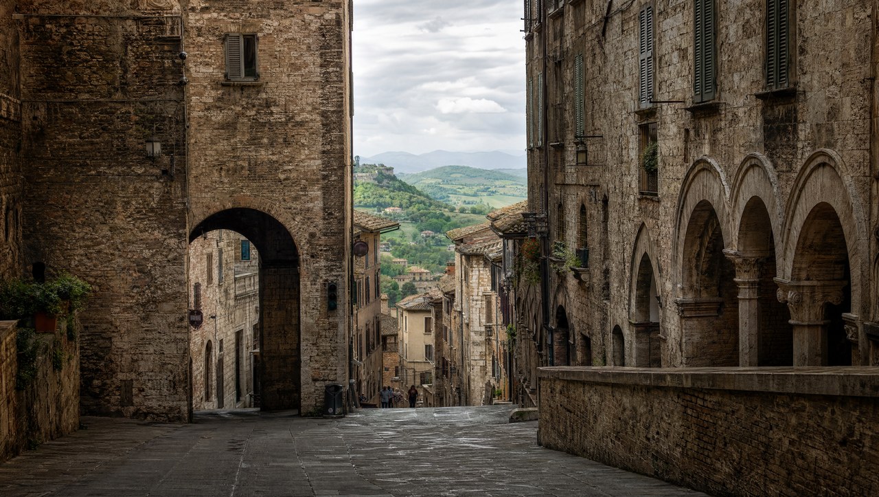 Scorcio medievale delle vie coperte e delle mura storiche di Perugia