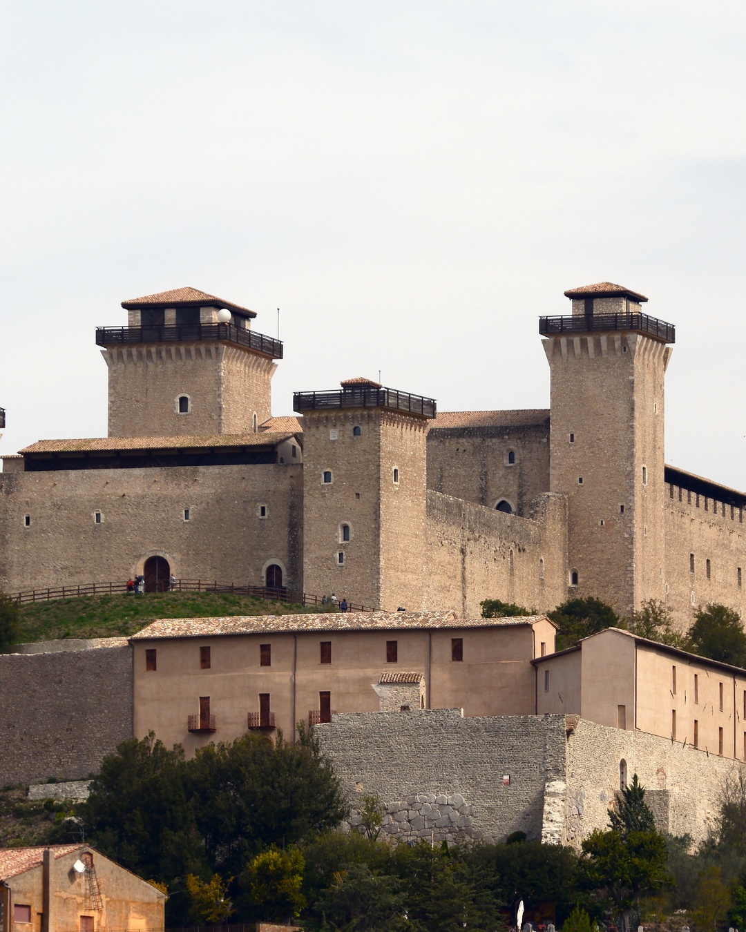Cosa vedere a Spoleto in un giorno: itinerario tra Ponte delle Torri, Duomo e Rocca Albornoz